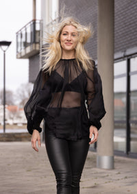 AW24 Sort Silkechiffonbluse