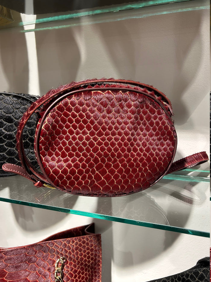NY25 Bordeaux miniveske med skulderreim av skinn