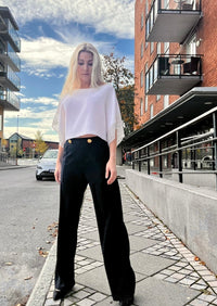 Hvit overdel med perlebroderi ermer