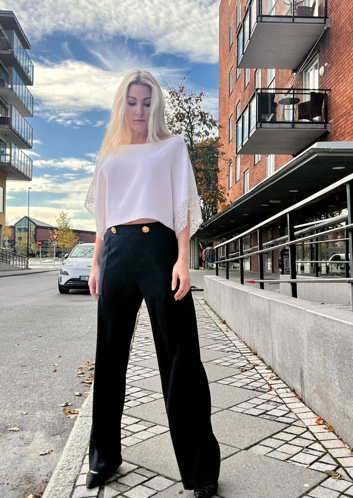 Hvit overdel med perlebroderi ermer