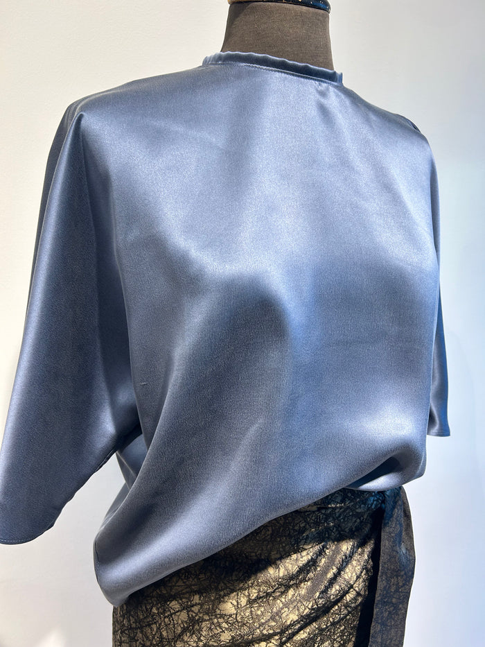 AW24 Due blå Silkesateng bluse