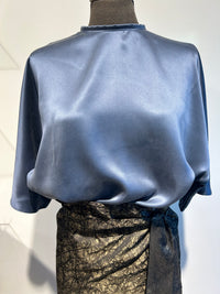 AW24 Due blå Silkesateng bluse