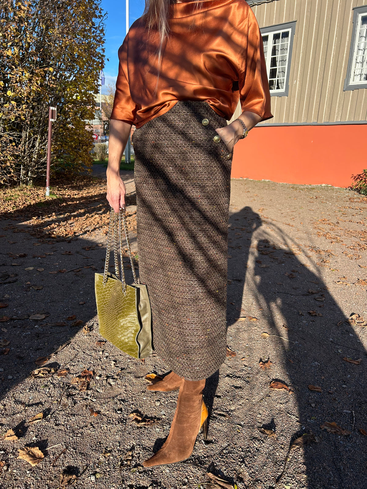 AW25 Brunt Midi skjørt med Gullknapper