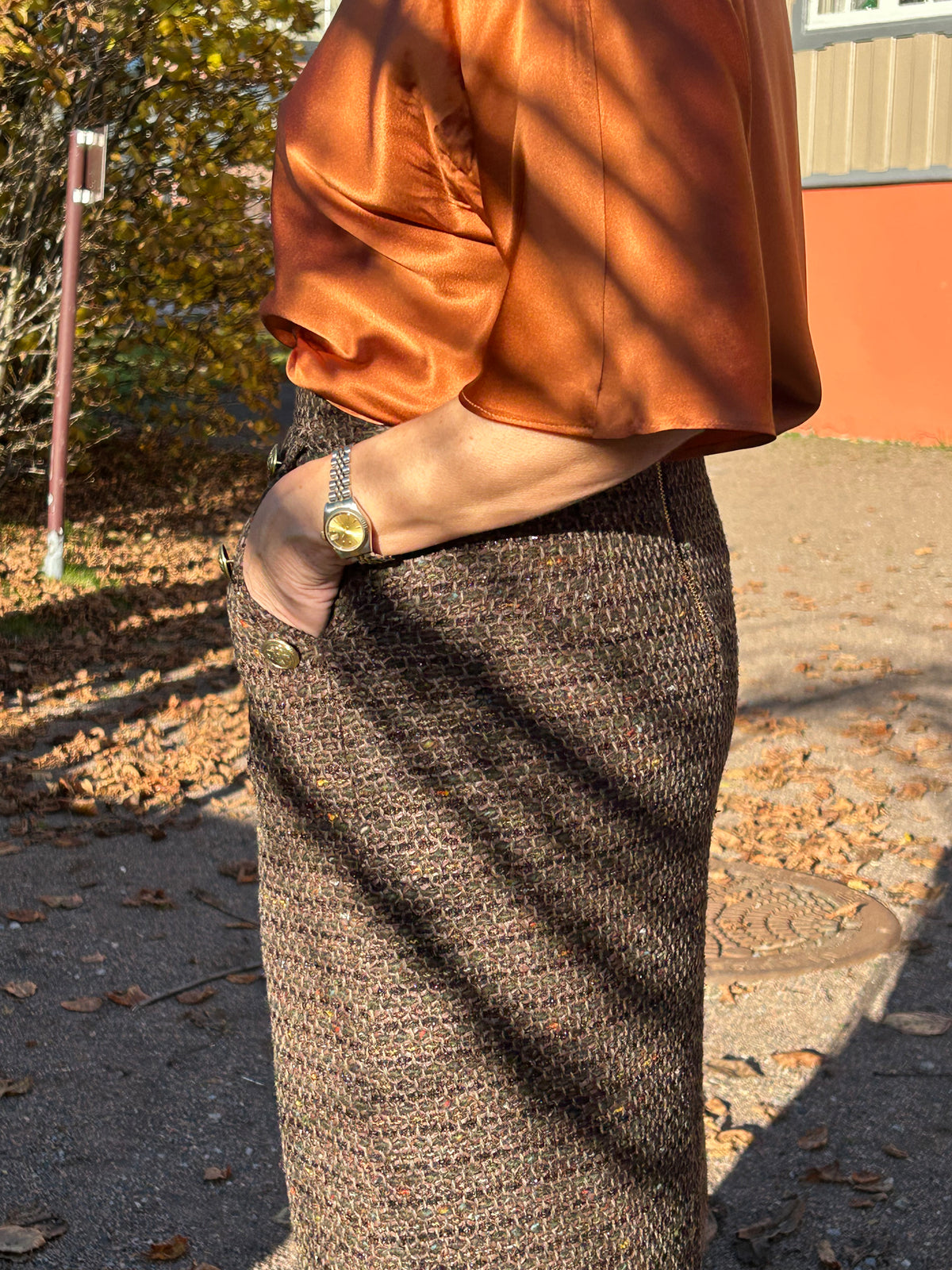 AW25 Brunt Midi skjørt med Gullknapper