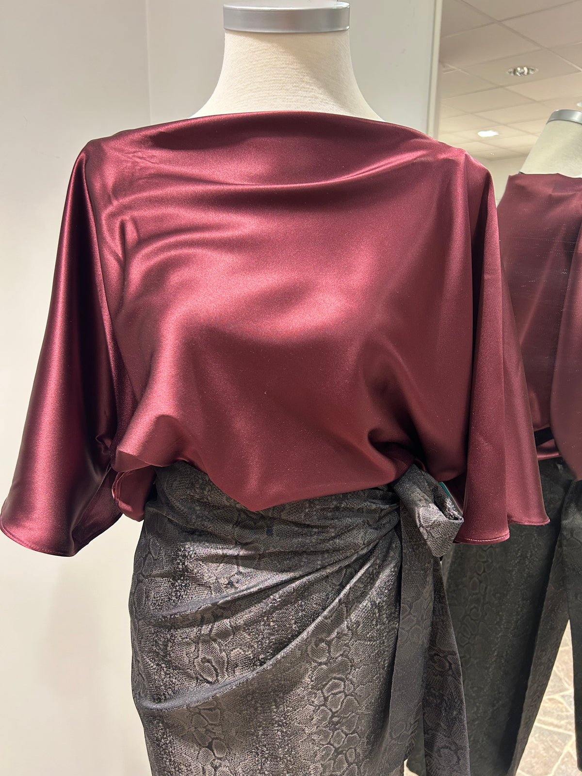 AW25 Bordeaux Vid Silkesateng bluse