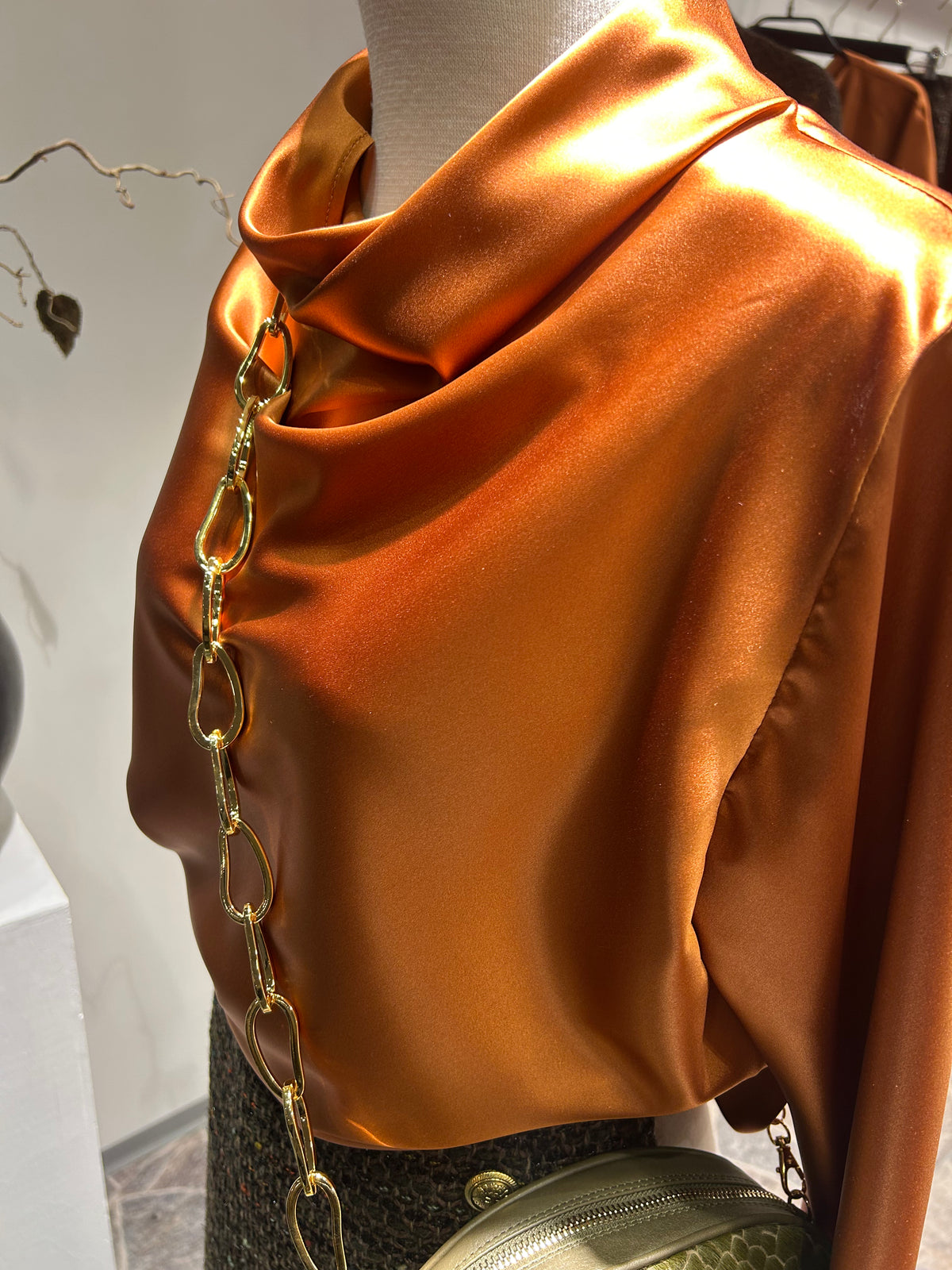 AW25 Rust Silkesateng bluse med lang arm