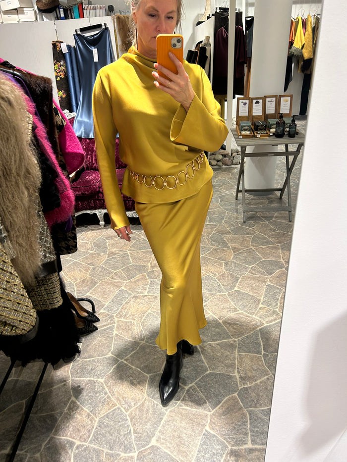 AW25 Oker gul bluse med lang arm