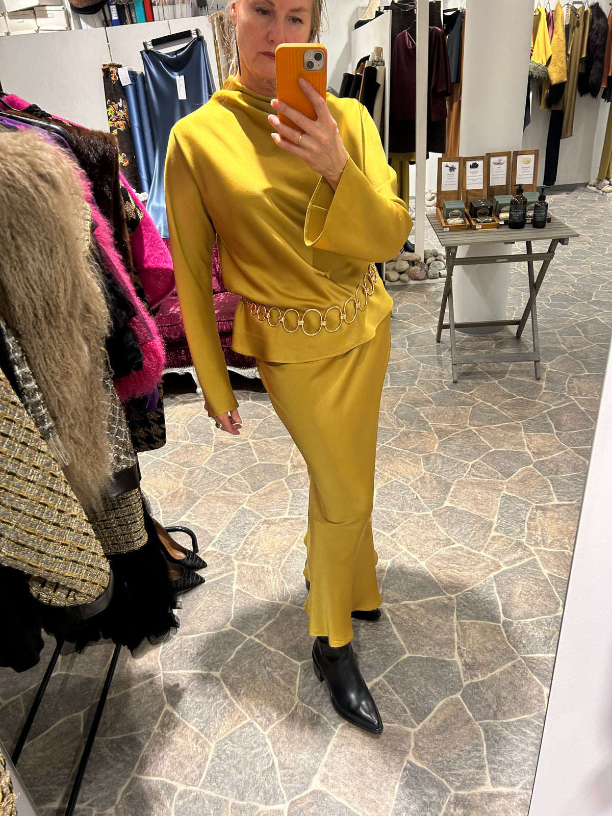 AW25 Okergult Midi skjørt på helskrå