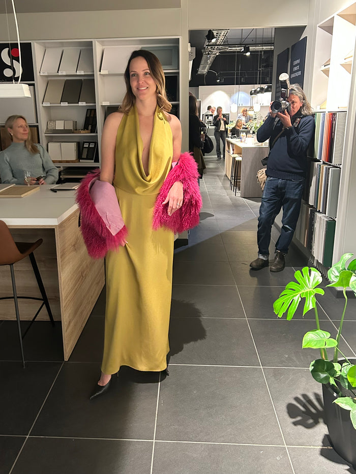 SS26 Oker Gul kjole med dyp utringning