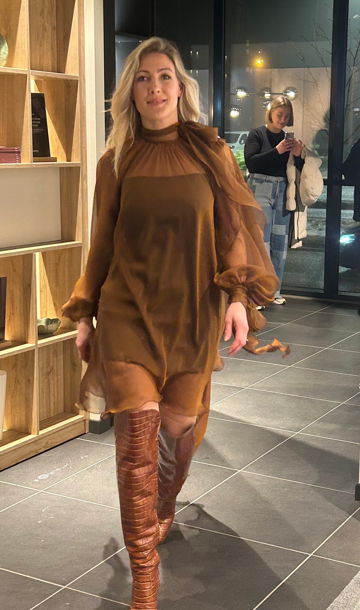 SS26 Brun Silkechiffonkjole