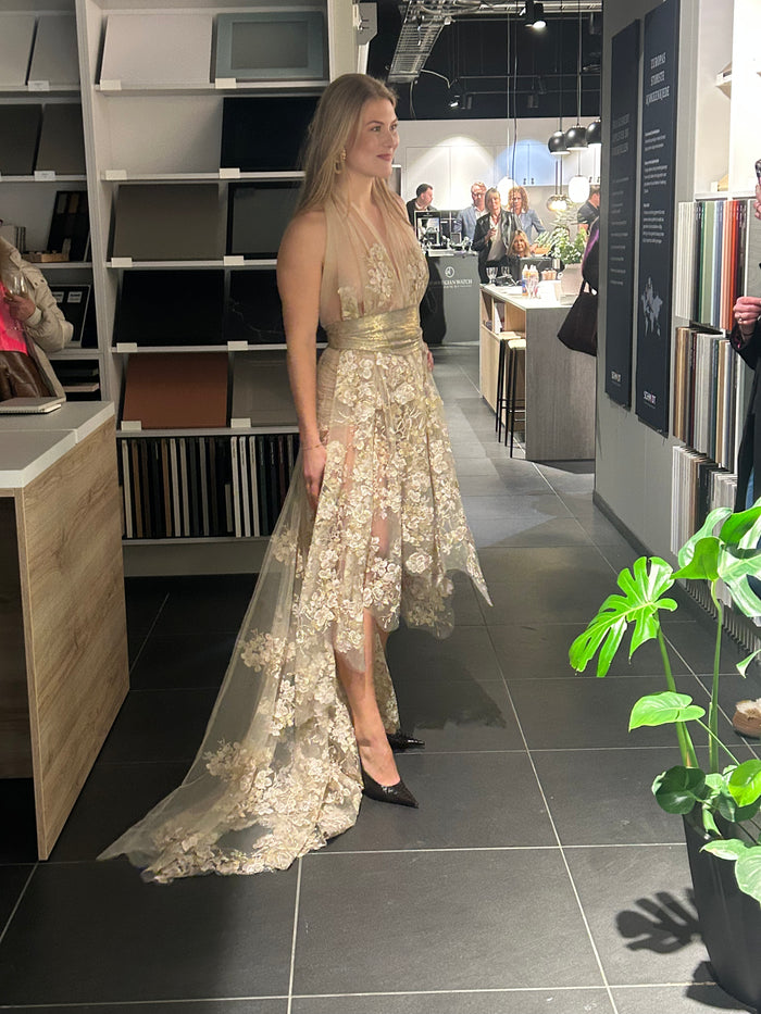 SS26 Gull kjole med skinn belte