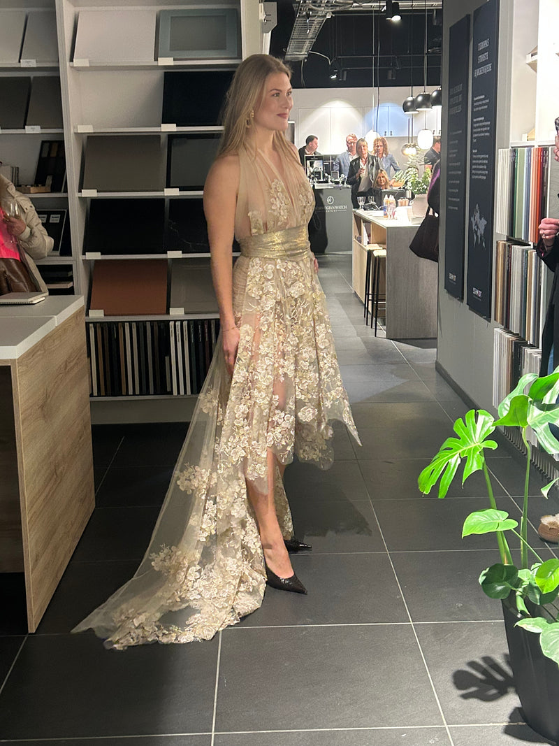 SS26 Gull kjole med skinn belte