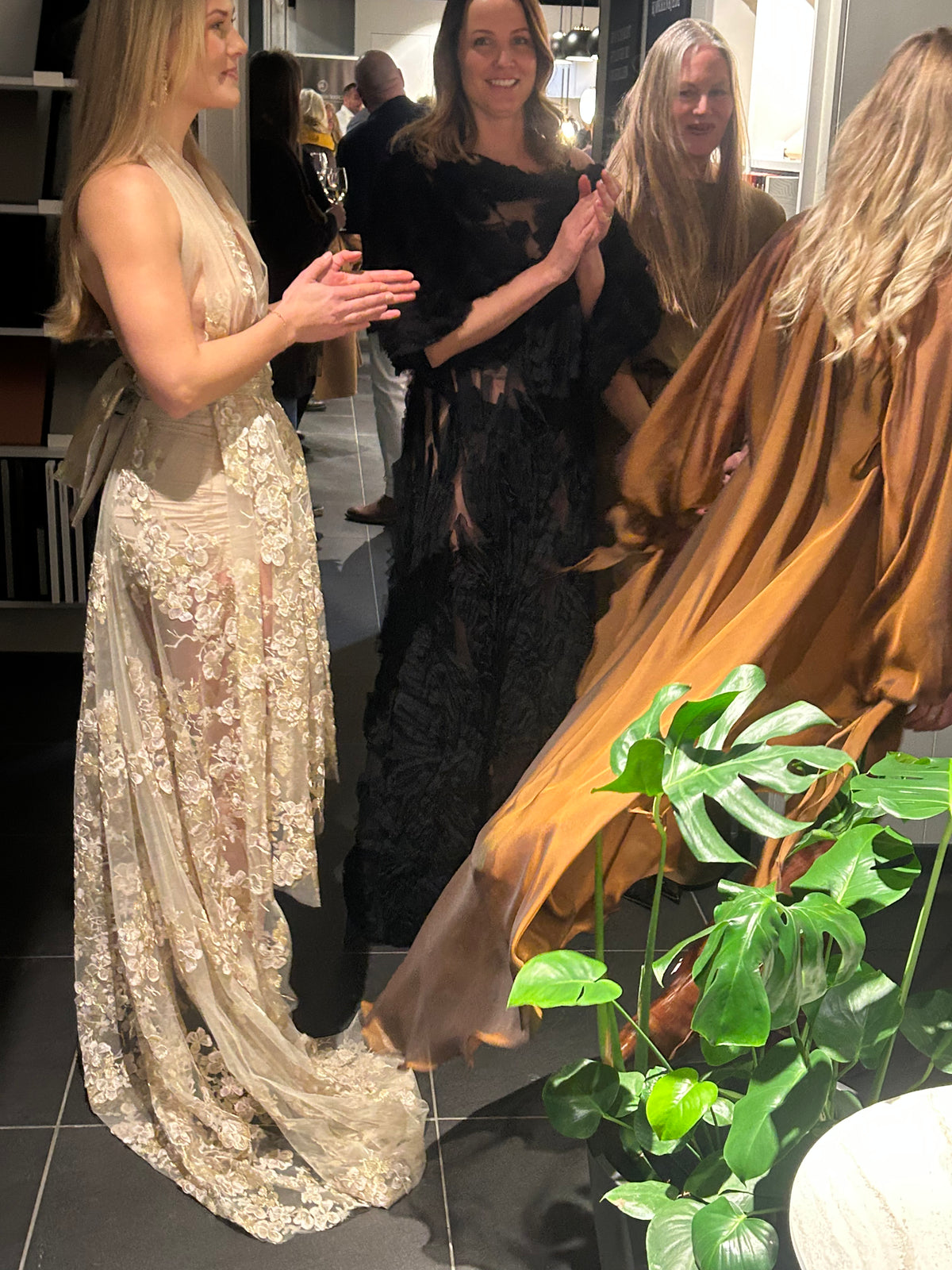 SS26 Gull kjole med skinn belte