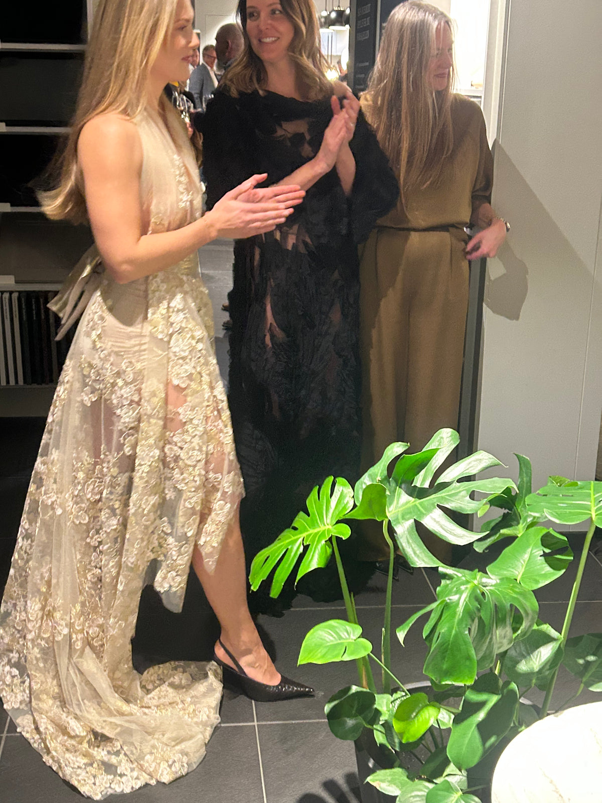 SS26 Gull kjole med skinn belte