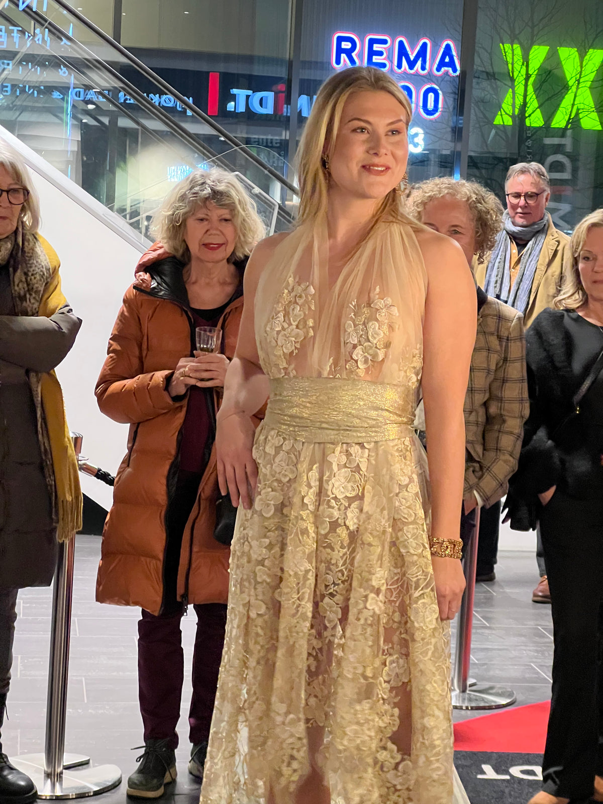 SS26 Gull kjole med skinn belte