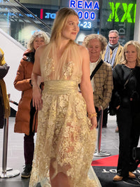 SS26 Gull kjole med skinn belte