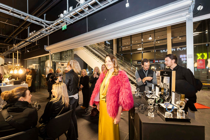 SS26 Oker Gul kjole med dyp utringning