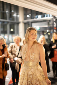 SS26 Gull kjole med skinn belte