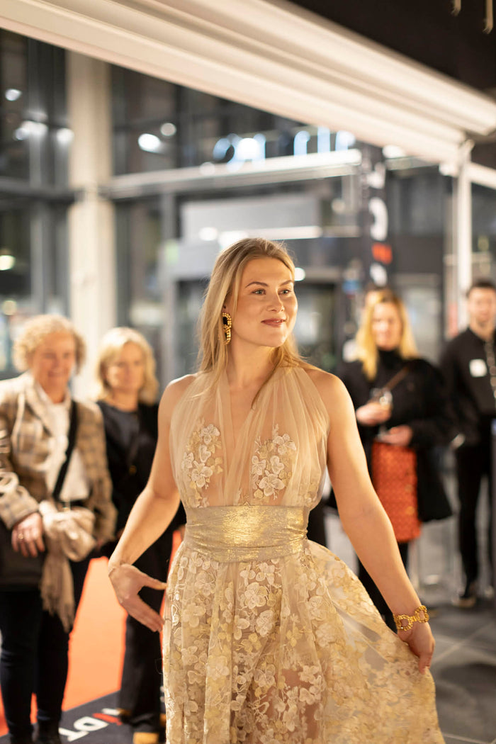 SS26 Gull kjole med skinn belte