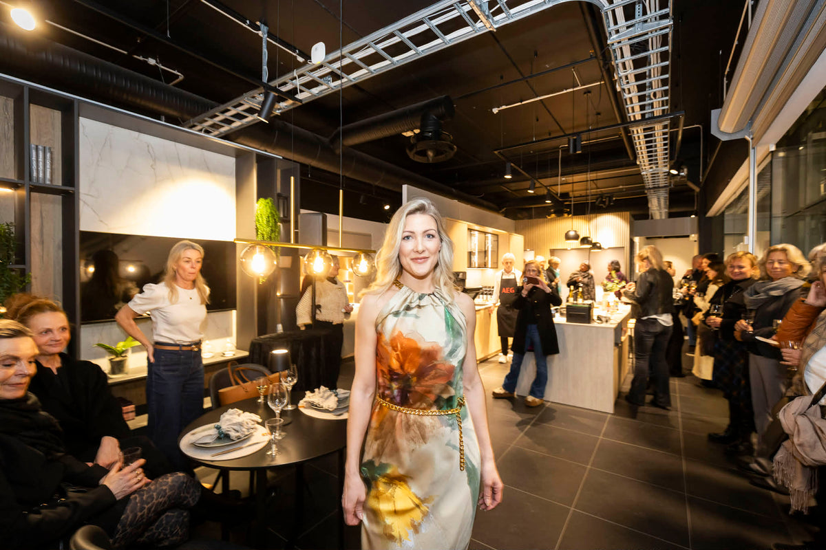 SS26 Mønstret Halterneck silke kjole