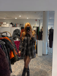 Rutet kåpe med gullknapper