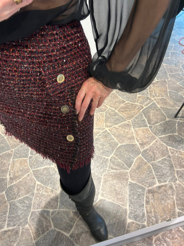 AW24 Bordeaux Miniskjørt med Gullknapper