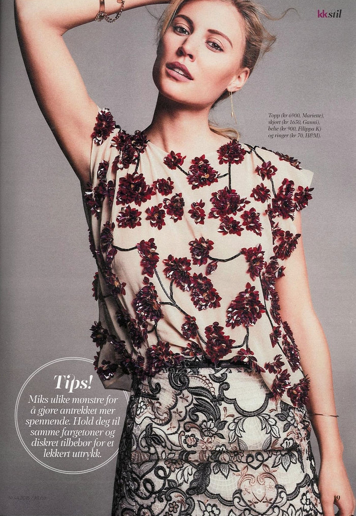 Nude Chiffon topp med broderte paljettblomster